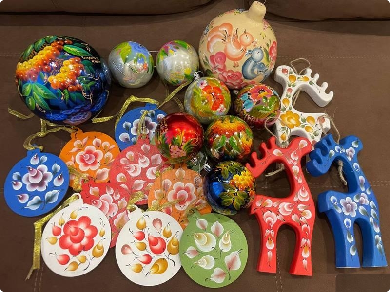 Тагильские мастера украсили игрушки, которые стали символами Свердловской области на фестивале в Кирове | Уральские мастера расписали игрушки для фестиваля новогодних персонажей