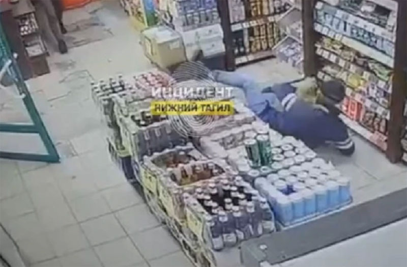 Нижний Тагил: нетрезвый мужчина устроил погром в магазине с собакой | Нетрезвый посетитель устроил погром в магазине Нижнего Тагила