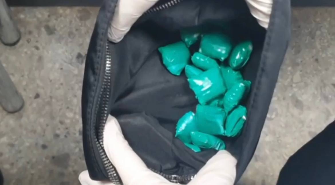 В Екатеринбурге сотрудники ППСП задержали даму с наркотиками