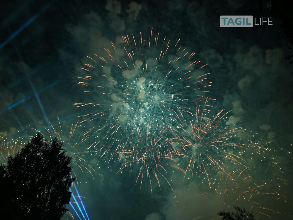 В Нижнем Тагиле отметили День города ярким салютом и световыми шоу. Видео | Праздничный салют прогрел в День города в Нижнем Тагиле