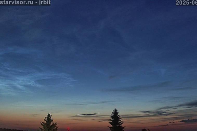 Свердловчане стали свидетелями необычного природного явления в ночь на 3 июня | Жители Урала стали свидетелями необычного явления – серебристых облаков