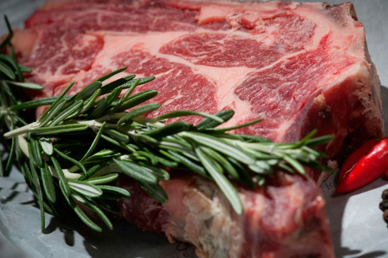 Ученые рассказали, от каких продуктов нужно отказаться женщинам после 50 лет | Австралийские ученые: в период менопаузы стоит отказаться от мяса