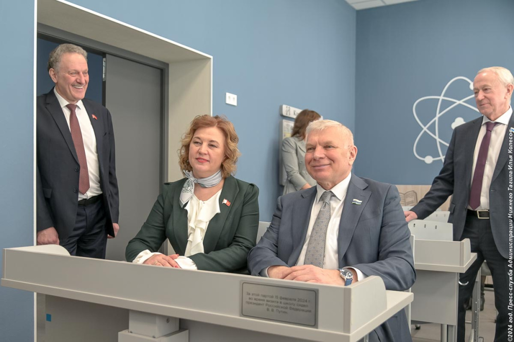 Чиновники Нижнего Тагила выстроились за партой Путина | Чиновники Нижнего Тагила выстроились за партой Путина в школе 32 Чиновники Нижнего Тагила выстроились за партой Путина | Чиновники Нижнего Тагила выстроились за партой Путина в школе 32