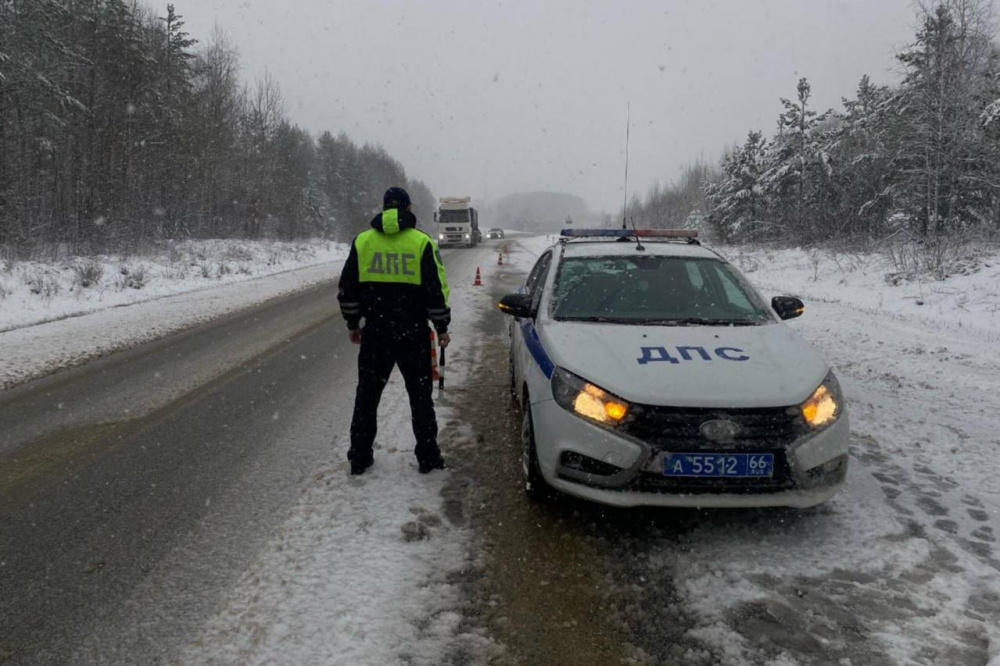 Уральцев предупредили о рыхлом снеге на трассе «Екатеринбург – Нижний Тагил – Серов» | На одной из уральских трасс из-за снегопада образовался рыхлый снег