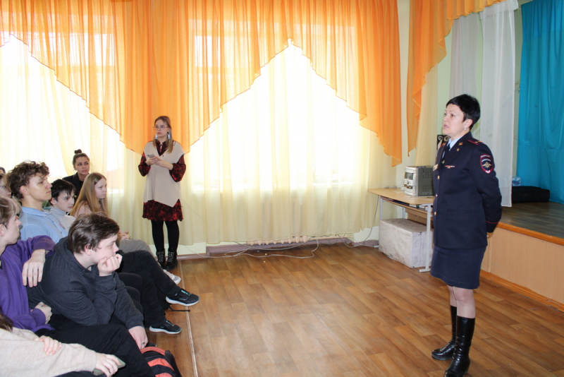 Полицейские встретились с учениками нижнетагильской школы, где избили девочку