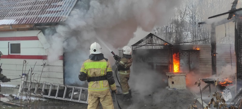 В Нижнем Тагиле сгорели садовый дом, гараж и автомобиль