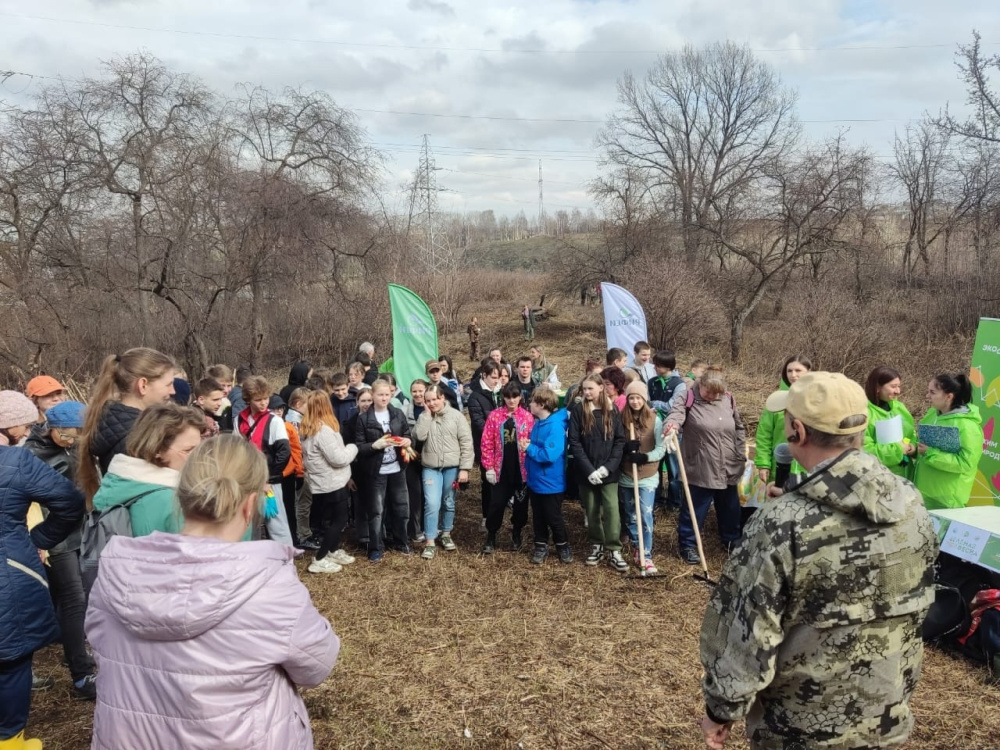 Школьники участвуют в восстановлении заброшенного сада города | Тагильские школьники принимают участие в восстановлении заброшенного сада