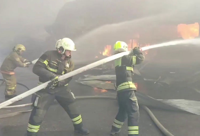 Ночной пожар под Нижним Тагилом: двухквартирный дом выгорел дотла | В посёлке под Нижним Тагилом сгорела кровля и имущество квартиры в двухквартирном доме