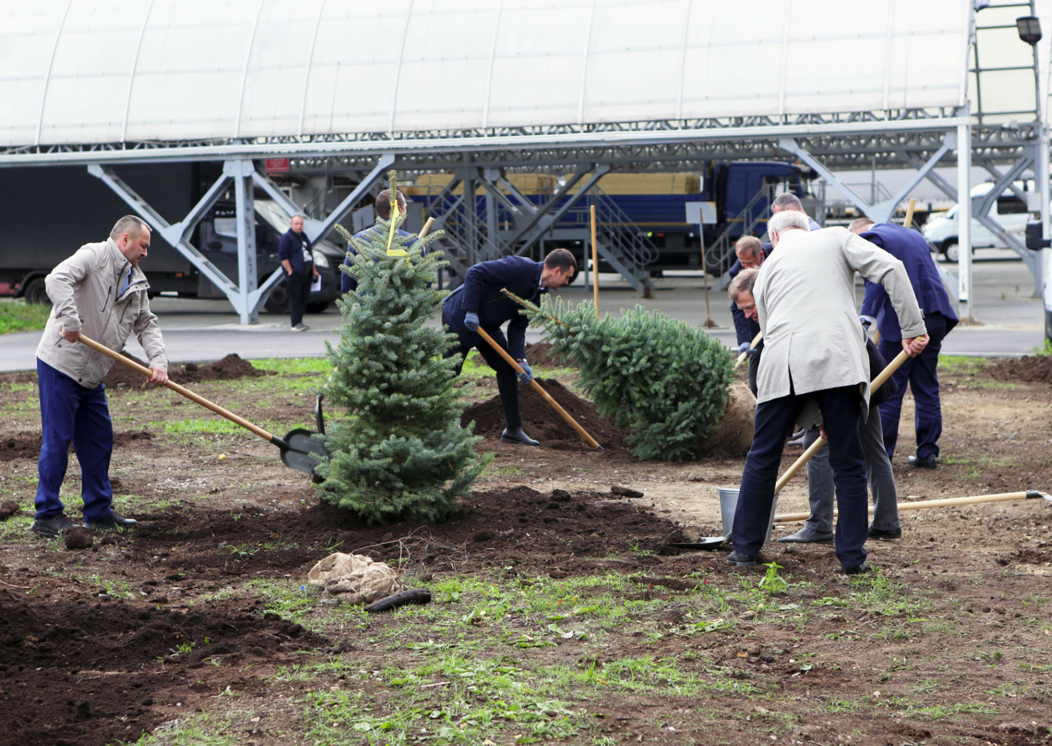 На Уралвагонзаводе благоустроили площадь у Комсомольской проходной 