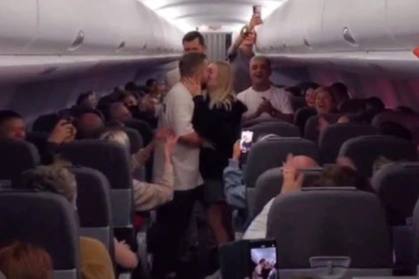 Церемония бракосочетания в самолете: уроженец Нижнего Тагила и его вторая половинка поженились на высоте 10 тысяч метров | Пара из Свердловской области поженилась на борту самолета