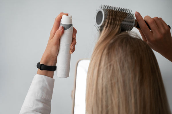 Врачи заявили о вреде популярного способа сушки волос | Дерматолог Кудашкина: ношение полотенца на голове повреждает структуру волос