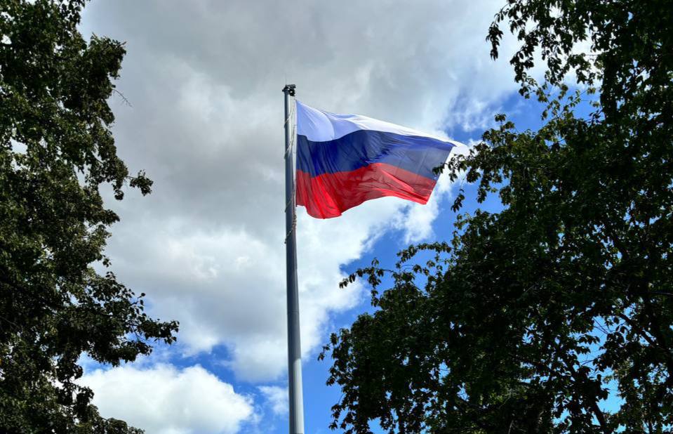 В Нижнем Тагиле состоялось торжественное открытие 50-метрового флагштока | На Урале в честь дня города Нижнего Тагила состоялось открытие флагштока