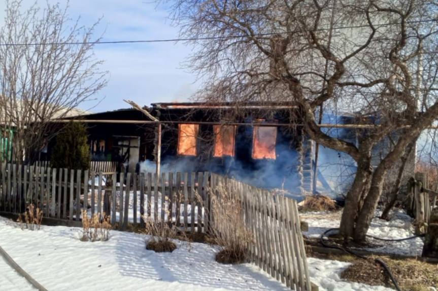 В пригороде Нижнего Тагила произошел пожар: погибла пенсионерка | На Урале в пожаре погибла пожилая женщина