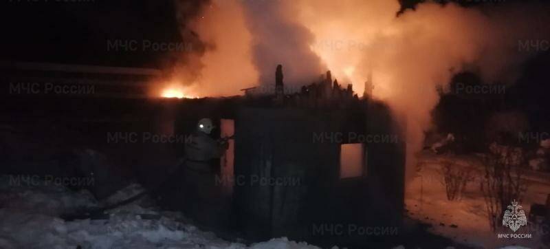 В Нижнем Тагиле огонь уничтожил дом и автомобиль "ГАЗ"