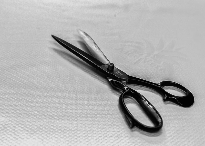 Ножницы против машины: в Нижнем Тагиле мужчина напал на автомобиль с ребёнком — что известно о задержанном | В Нижнем Тагиле мужчина с ножницами напал на автомобиль