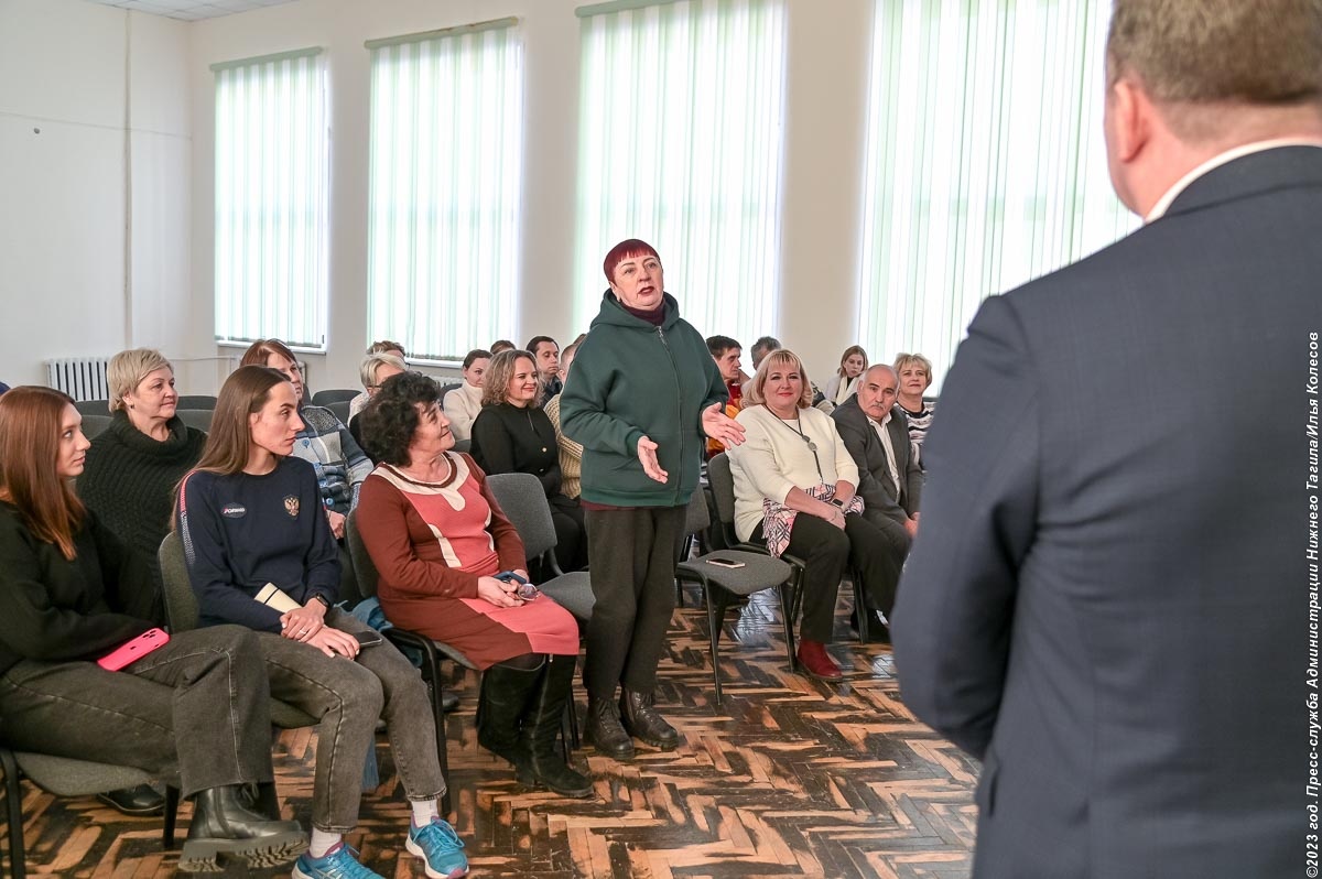 Глава города Владислав Пинаев обсудил планы по ремонту школы №138 с ее коллективом