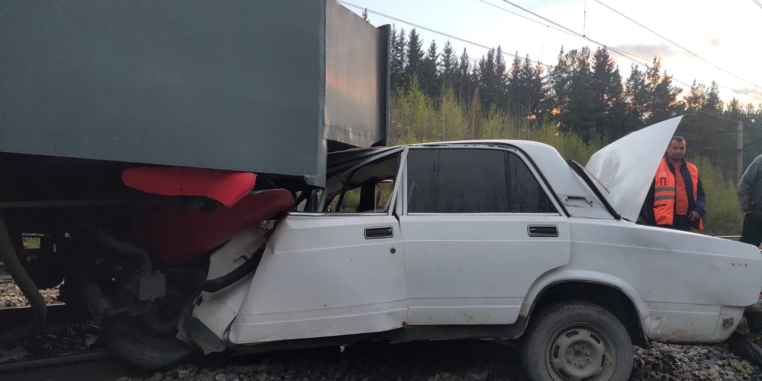 Электропоезд из Нижнего Тагила был задержан на 16 минут после выезда автомобиля на жд пути на перегоне Анатольская – Монзино
