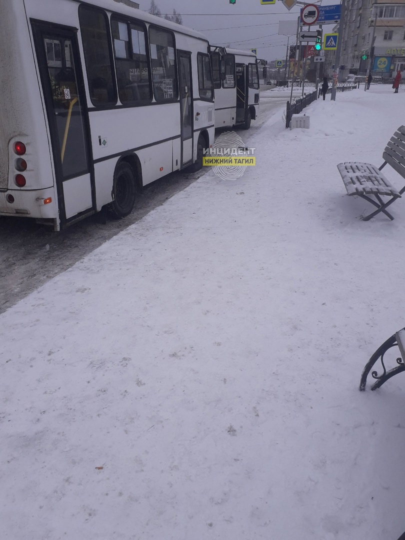 В Нижнем Тагиле на остановке столкнулись два пассажирских автобуса
