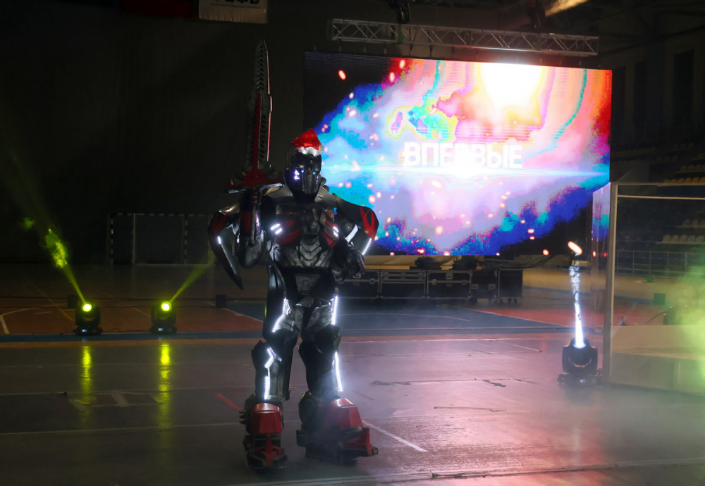 В Нижнем Тагиле впервые прошло шоу «Битва роботов»: за звание чемпиона боролись пять команд  | На Урале провели яркое шоу «Битва роботов»