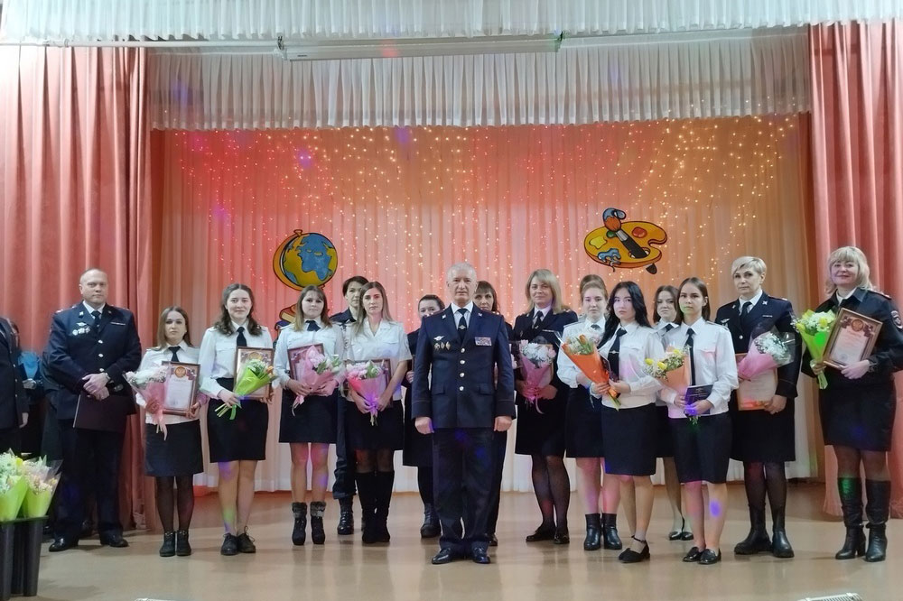 Сотрудниц Нижнетагильской полиции поздравили с наступающим Международным женским днем