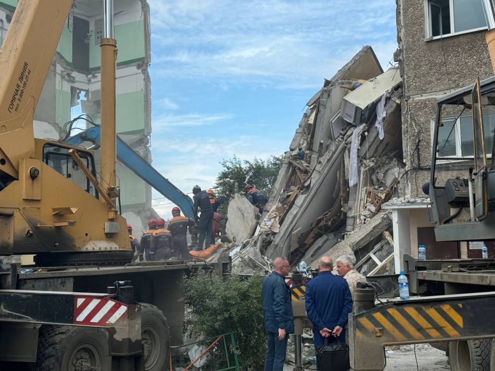 Три ребенка остаются под завалами рухнувшего в Нижнем Тагиле дома спустя сутки | Под завалами рухнувшего в Нижнем Тагиле дома находятся три ребенка