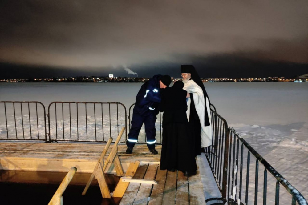 Как в Нижнем Тагиле проходят Крещенские купания: безопасность граждан под контролем | На Урале спасатели контролируют Крещенские купания Как в Нижнем Тагиле проходят Крещенские купания: безопасность граждан под контролем | На Урале спасатели контролируют Крещенские купания