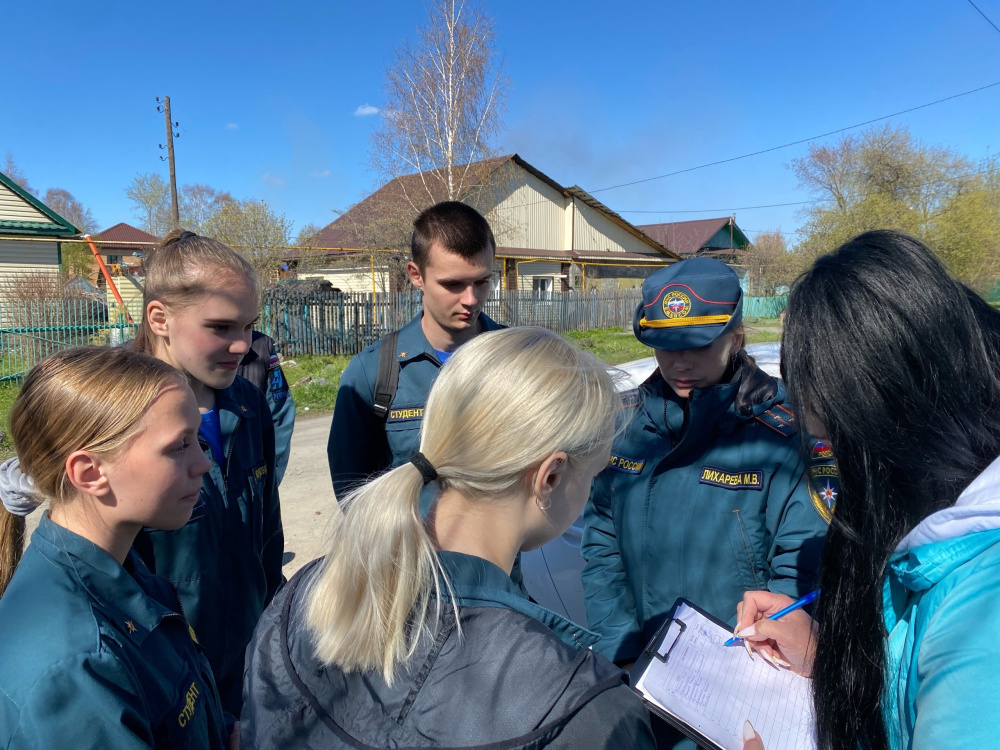 Профилактическое мероприятие в Нижнем Тагиле: сотрудники МЧС и студенты борются с увеличением числа пожаров | Профилактическое мероприятие в Нижнем Тагиле: сотрудники МЧС и студенты борются с увеличением числа пожаров