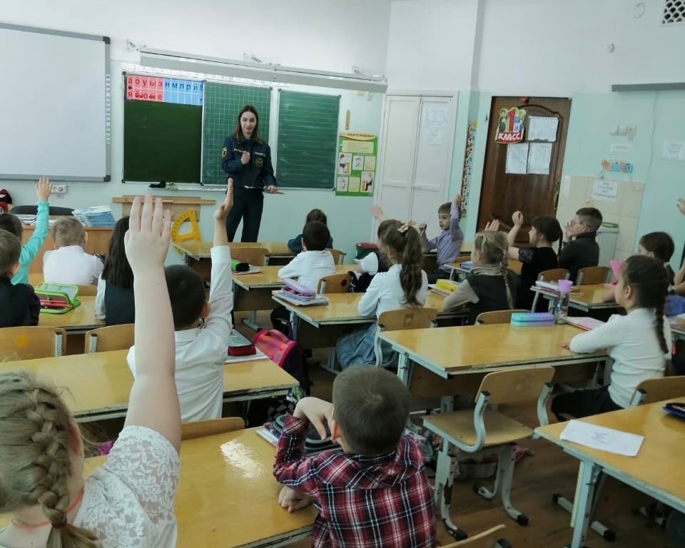 МЧС проводит беседы о безопасности в школах и учебных заведениях Нижнего Тагила