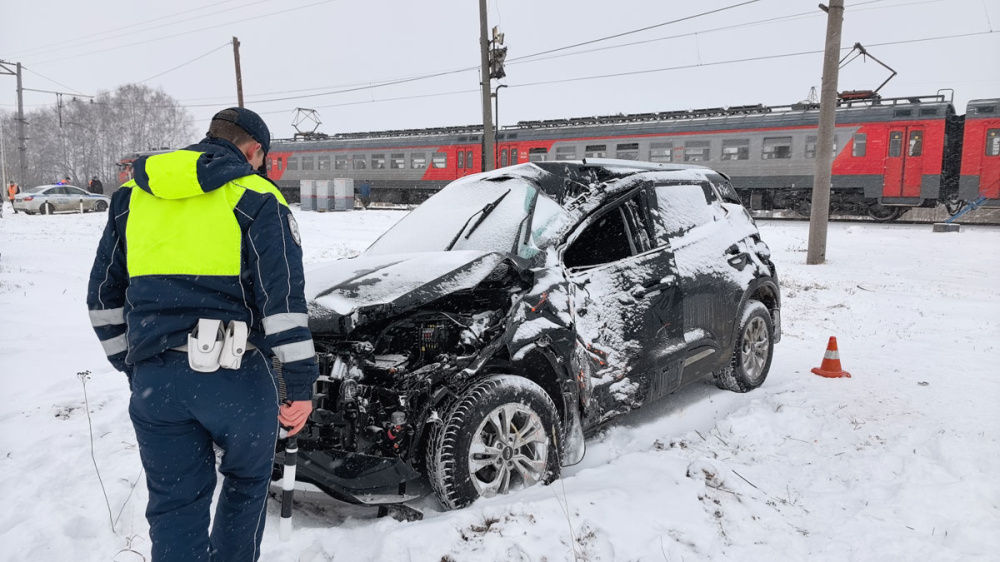 Под Нижним Тагилом «Черри» столкнулась с электричкой на переезде | ДТП с поездом под Нижним Тагилом: есть пострадавшие