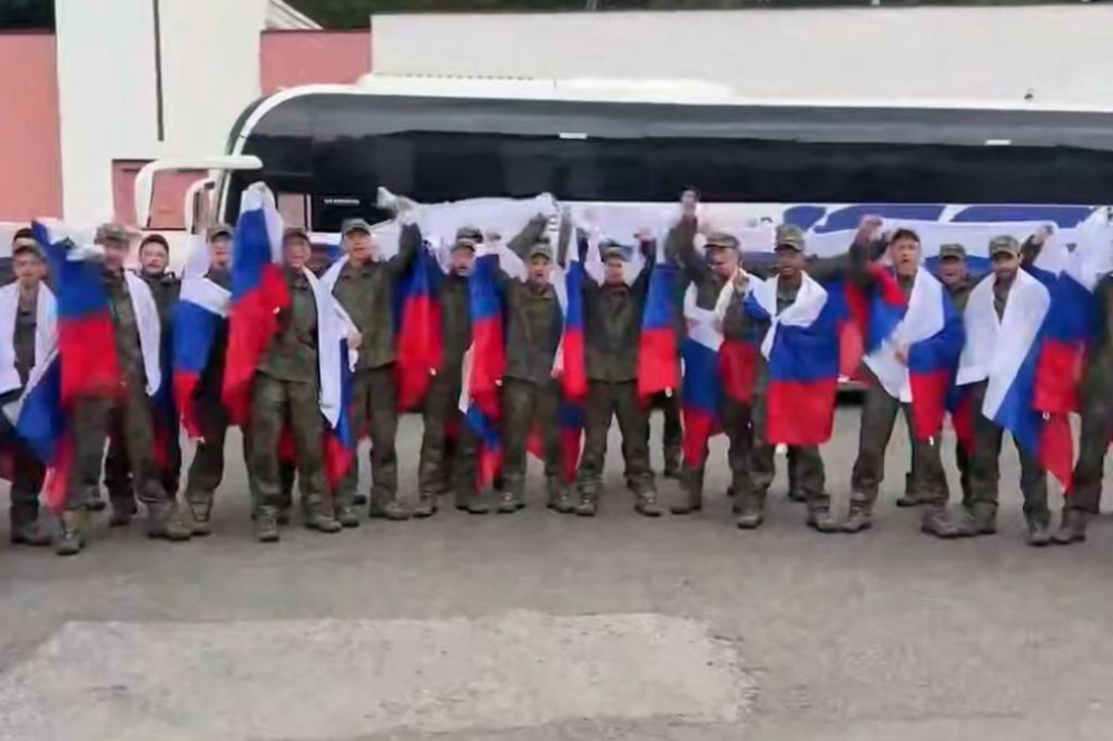 На Родину из украинского плена вернулся военнослужащий из Нижнего Тагила | Пятеро уральских бойцов СВО вернулись на Родину из украинского плена 