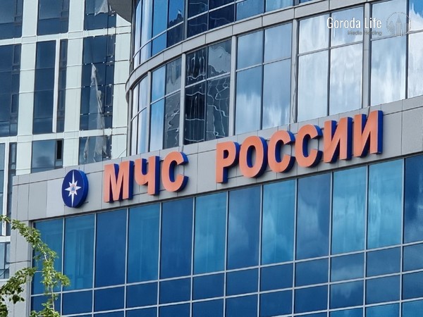 Спасатели пытаются вынести 400-килограммового мужчину из квартиры в Москве | Спасатели пытаются вынести 400-килограммового мужчину из квартиры в Москве