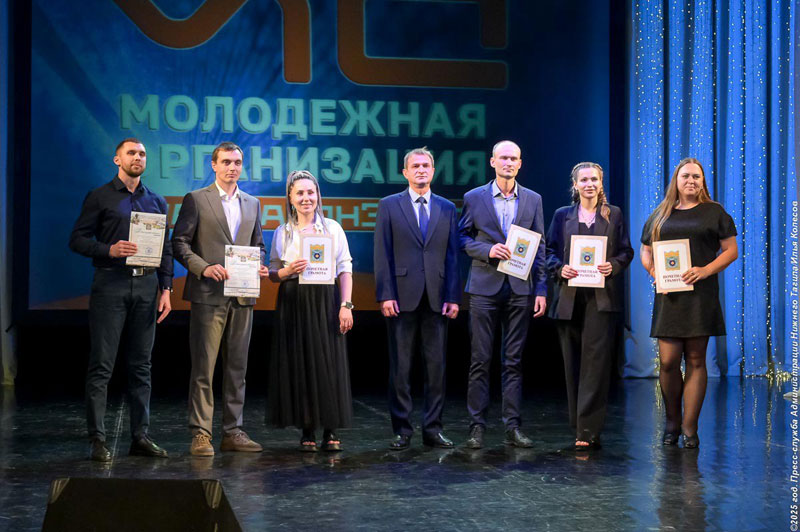 В Нижнем Тагиле молодежь Уралвагонзавода награждена за заслуги в общественной и профессиональной деятельности | Молодые таланты Уралвагонзавода получили заслуженные награды от Главы города