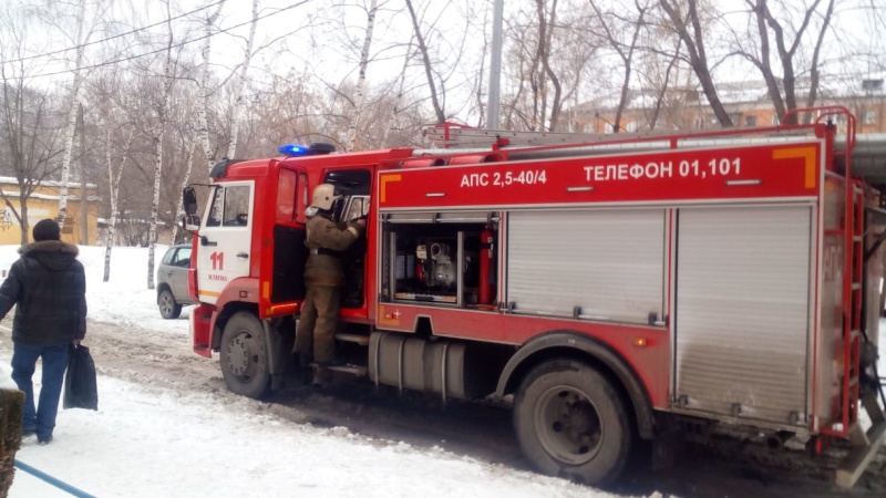 Днем в Тагиле в пятиэтажке горела квартира. Спасатели эвакуировали десять человек