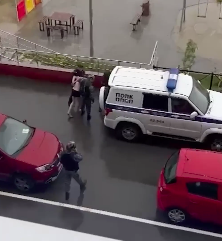 В Екатеринбурге мужчина открыл стрельбу по детской площадке