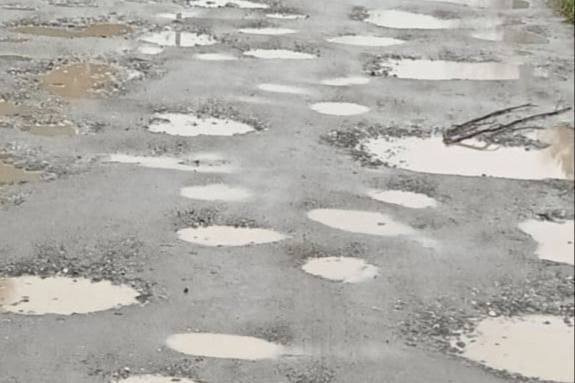 «Нужная жителям, ненужная чиновникам»: дорога под Нижним Тагилом находится в плачевном состоянии | На Урале не могут решить, кто будет ремонтировать дорогу регионального значения