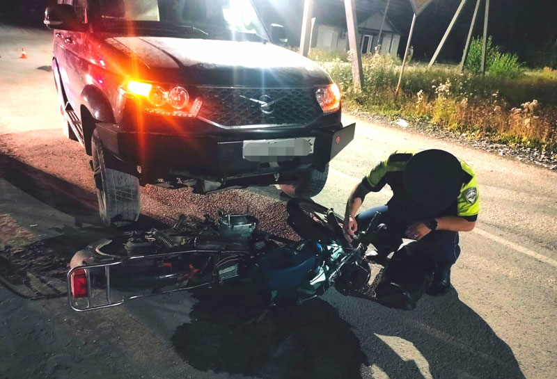 15-летний подросток без прав врезался в УАЗ: авария в посёлке под Серовом | В Свердловской области подросток на мотоцикле столкнулся с УАЗом и оказался в больнице