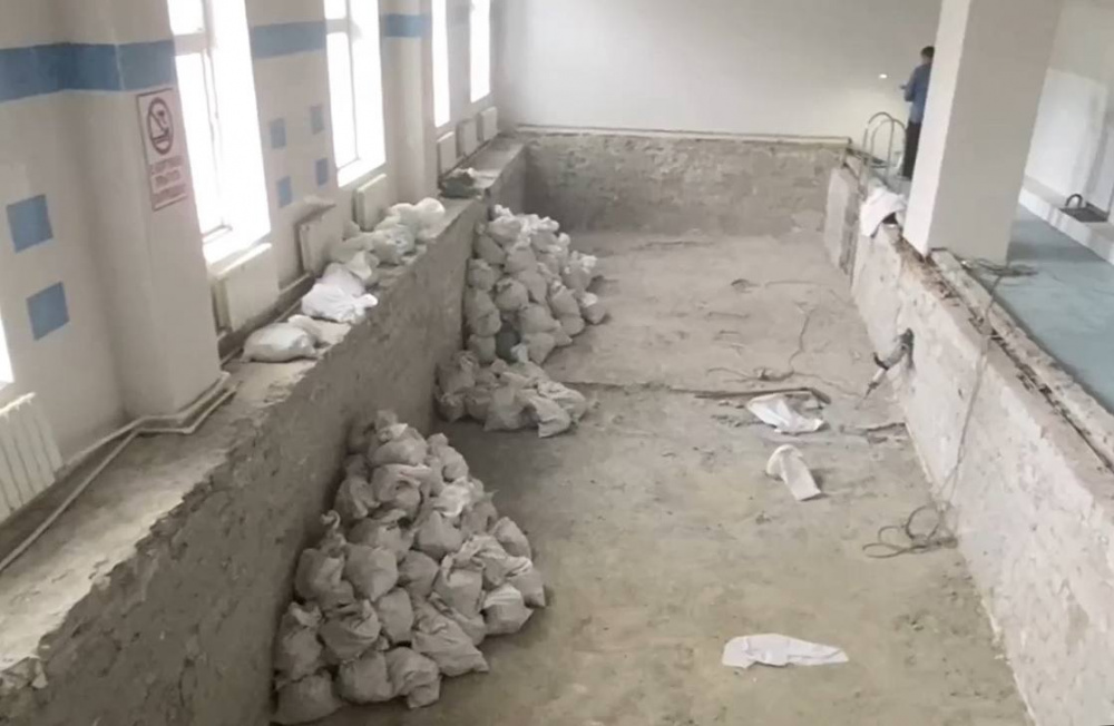 В Нижнем Тагиле отремонтируют бассейн спортивной школы, который не работал более двух лет | На Урале проводят ремонт бассейна в одной из спортивных школ