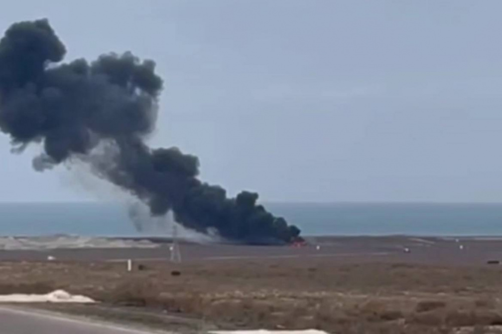 В Казахстане потерпел крушение пассажирский самолет: на борту было 72 человека | Пассажирский самолет, летевший из Баку в Грозный, потерпел крушение