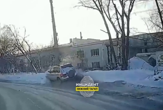 В Нижнем Тагиле внедорожник попал в колею и на высокой скорости врезался в столб