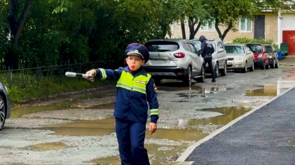В Нижнем Тагиле юный инспектор ГИБДД патрулирует дворы | На Урале восьмилетний мальчик пробует себя в роли сотрудника ДПС В Нижнем Тагиле юный инспектор ГИБДД патрулирует дворы | На Урале восьмилетний мальчик пробует себя в роли сотрудника ДПС