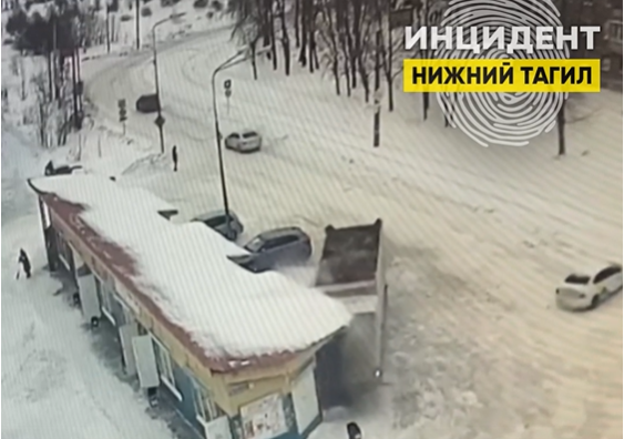 В Нижнем Тагиле грузовик сбил такси и врезался в торговый павильон