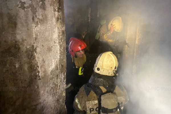 Утром в Нижнем Тагиле в подвале пятиэтажки загорелся матрац. Спасены 2 человека | Пожар в подвале. На Урале огнеборцы спасли двух человек