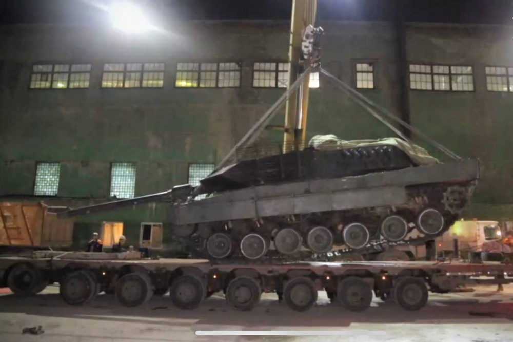 В Нижнем Тагиле на Уралвагонзавод доставили трофейный танк «Леопард» | На уральский завод доставили подбитый немецкий танк