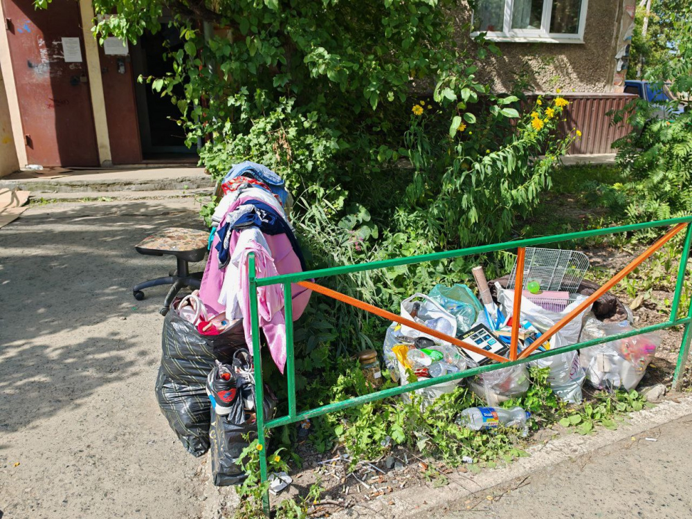 Жители дома, в котором произошел взрыв газа, вывозят мебель и вещи | В Нижнем Тагиле люди вывозят вещи из дома на Сибирской