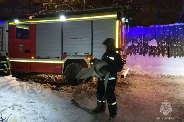 Ночью в одной из девятиэтажек Нижнего Тагила загорелся мусор