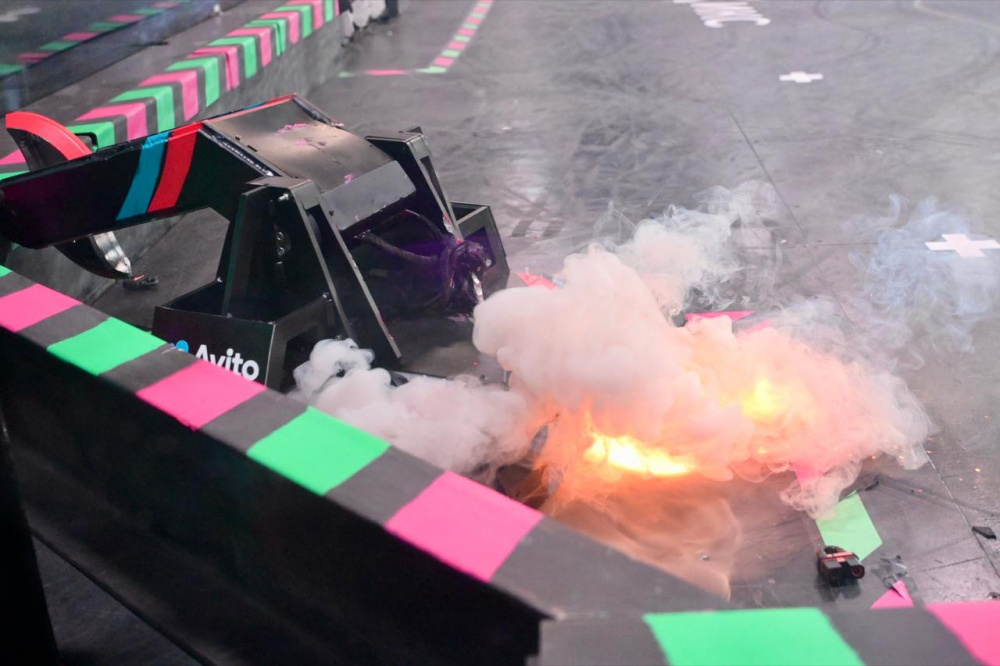 В Свердловской области на развлекательном мероприятии загорелись роботы | На Урале на международном чемпионате загорелось два робота В Свердловской области на развлекательном мероприятии загорелись роботы | На Урале на международном чемпионате загорелось два робота