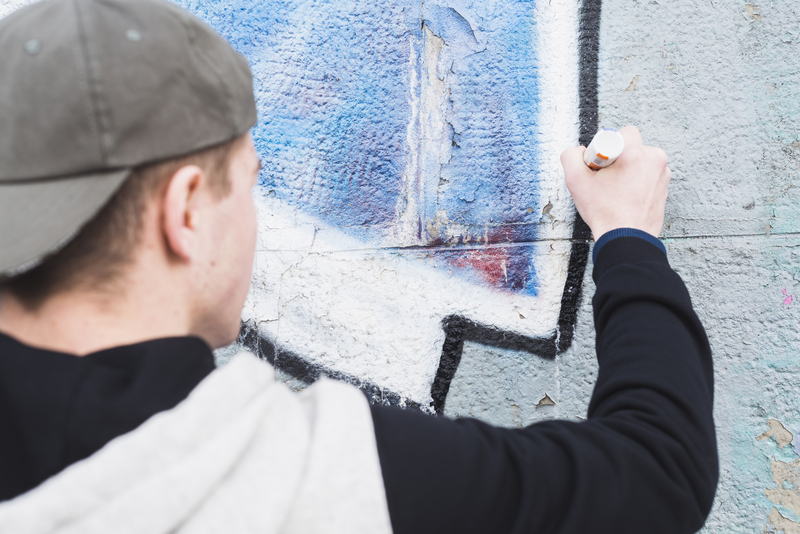 В Нижнем Тагиле вандалы разрисовали городской щит | Нижнетагильские вандалы изрисовали информационный щит