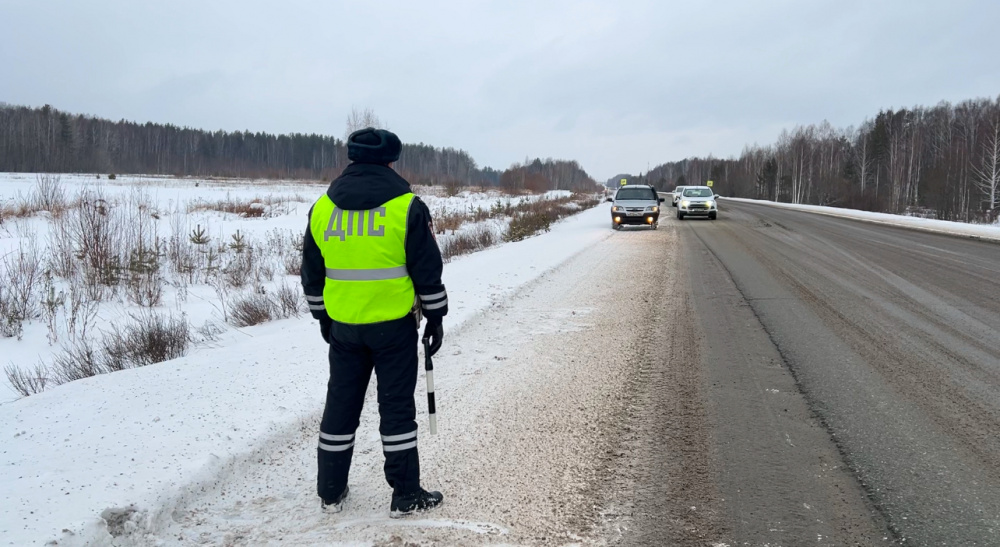 В Нижнем Тагиле за час проведения рейда выявили 4 нарушения правил перевозки детей | На Урале сотрудники ГИБДД продолжают проведение рейдов