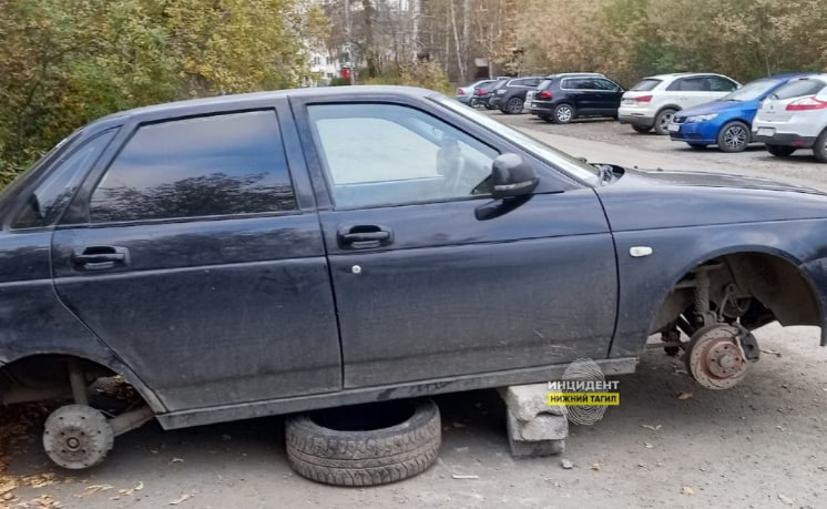 В Нижнем Тагиле с автомобиля сняли все четыре колеса на парковке | В Нижнем Тагиле неизвестные разули припаркованную Ладу Приору