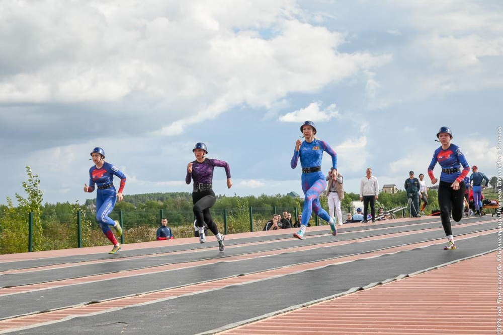 Тагильские пожарные оказались в лидерах профессионального чемпионата | На Урале прошел первый день чемпионата по пожарно-спасательному спорту 
